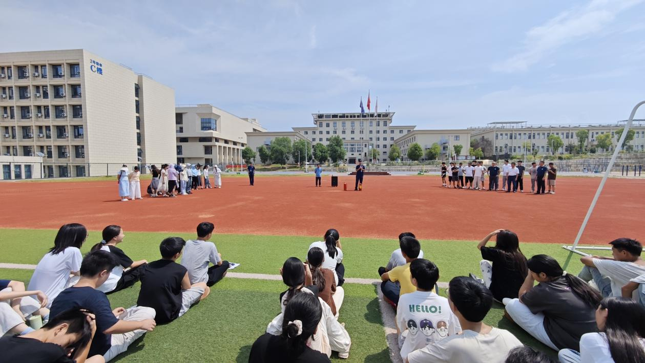 渝水职业技术学校2025级新生开展消防演练