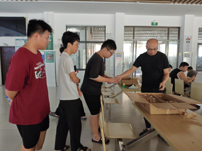 月满中秋，爱暖渝职——我校开展中秋留校学生慰问活动