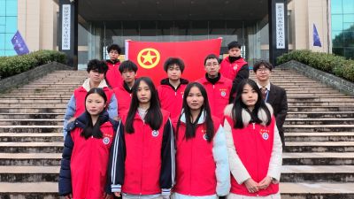 雷锋精神点亮校园，团员青年助力美化