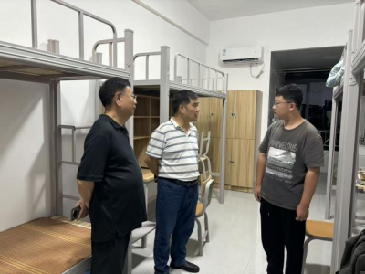 校领导深入新生寝室关怀慰问