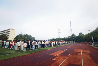 珠珊校区开学首日升旗，共启新程铭记历史担使命